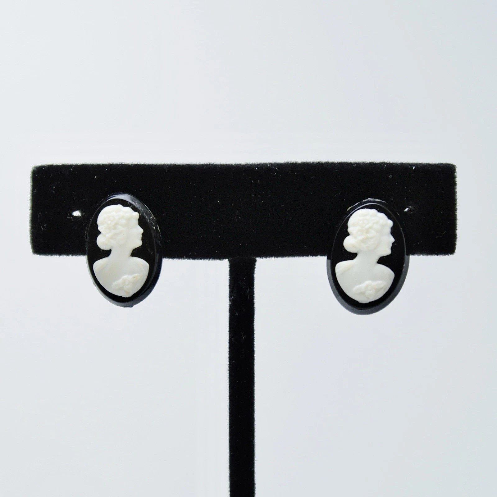 Elegant Black & White Cameo Screw Back Silver Tone Vintage Earring Jewelry E100