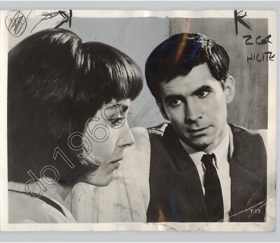 ICONIC Film Actors ELSA MARTINELLI & ANTHONY PERKINS On Set 1963 Press Photo