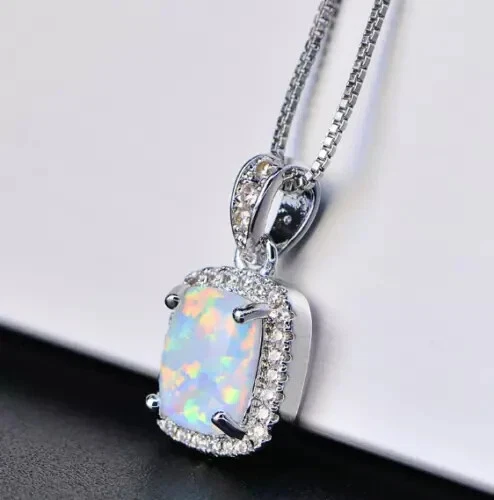 Colgante para mujer de diamantes de ópalo creados en laboratorio de corte cojín de 2 quilates enchapado en oro blanco de 14 quilates Foto 2 de 4