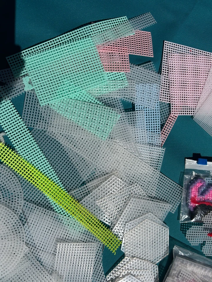 1 gran lote MIXTO formas de lona de plástico 7 malla transparente + colores + redondos + hilos Foto 4 de 4