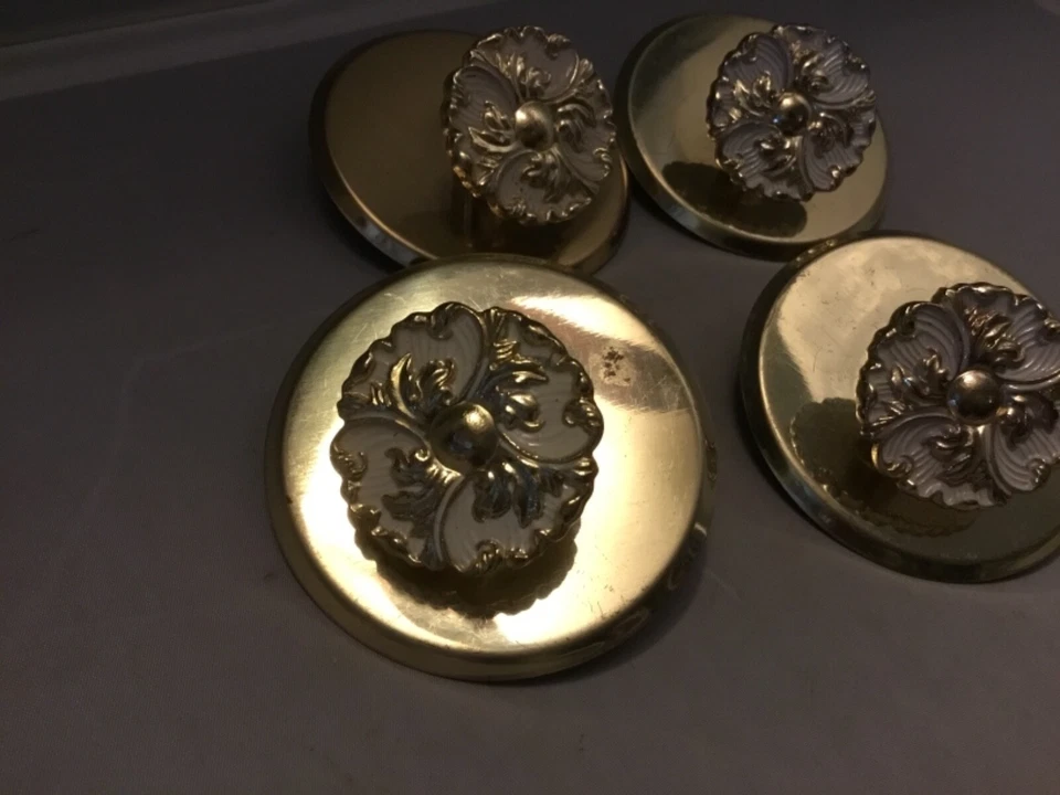 Juego de 4 perillas de cajón vintage de mediados de siglo con placa posterior de latón, perilla antiq blanca #269 Foto 2 de 4