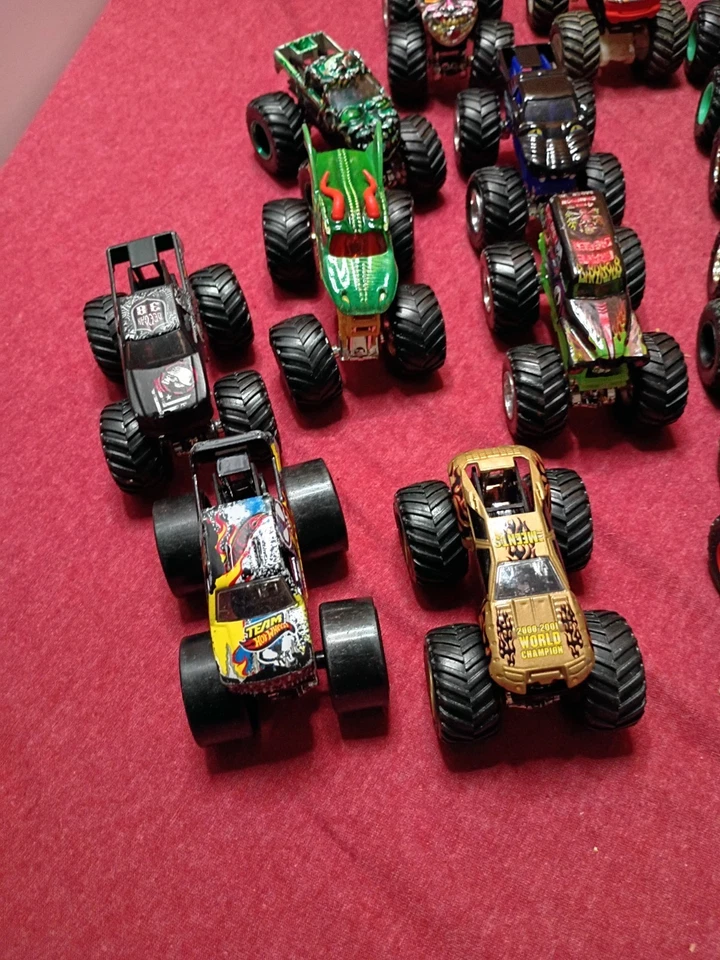 Lote de camiones Monster Jam Hot Wheels escala 1:64 diecast variedad camiones jugados Foto 3 de 4