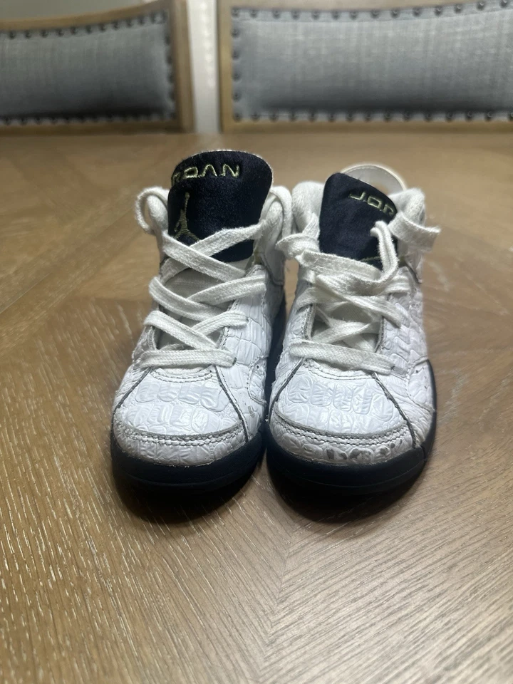Zapatillas retro Jordan 6 usadas para niños talla 10C en diseño de cocodrilo blanco y negro Foto 2 de 4