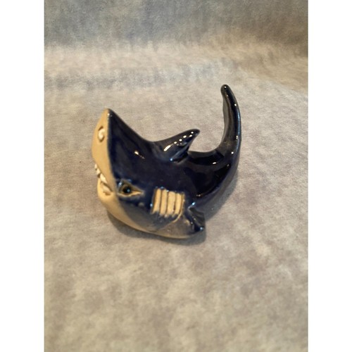 Artesania Rinconada Adult Smiling Shark 3-1/2" Blue Stoneware Clay Uruguay - Picture 9 of 13