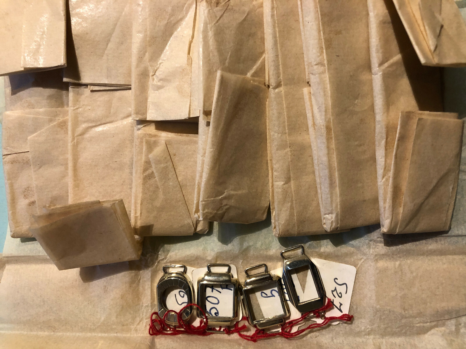 Lot de 25 carrures montres femme années 40-50 pour pièces de rechange et restauration