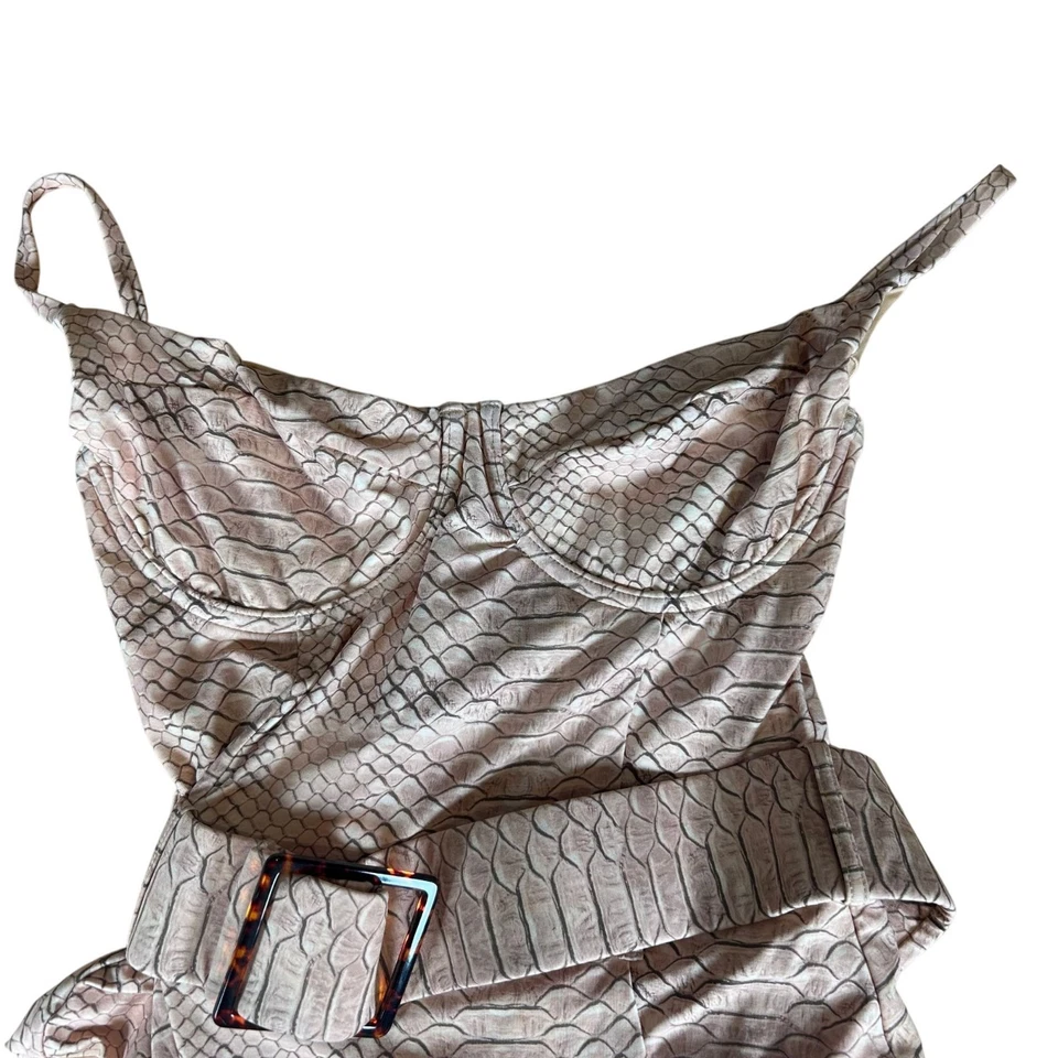 Traje de baño de una pieza WeWoreWhat Danielle piel de serpiente con cinturón para mujer talla mediana Foto 3 de 4