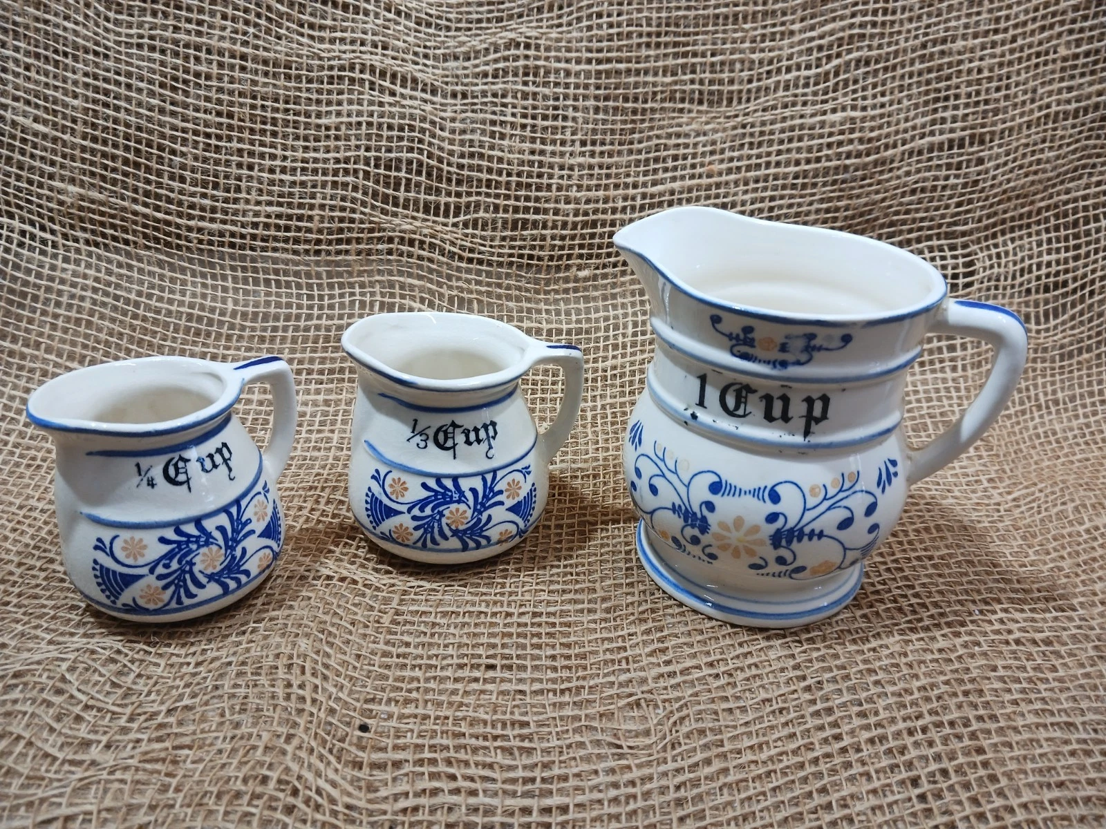 Royal Sealy Heritage 3-piece measuring set; excellent condition
Opens in a new window or tab