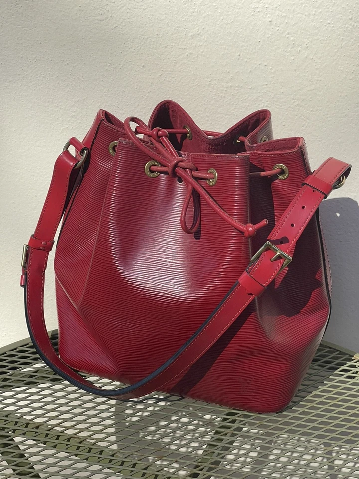 Borsa a secchiello LOUIS VUITTON Petit Noe tracolla rossa EPI Francia vintage... - Immagine 2 di 4
