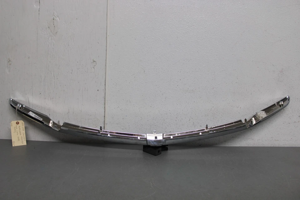 2005 2009 CHEVROLET EQUINOX FRONT GRILLE CENTER MOLDING Foto 4 de 4