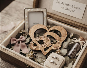 Hochzeitsgeschenk Holz Herz mit Ringen personalisierbar Gravur Hochzeit Deko
