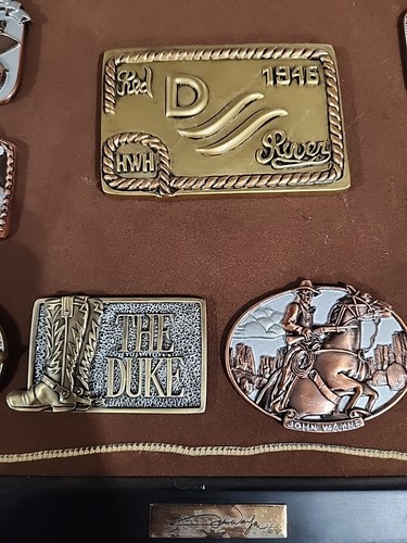 JOHN WAYNE GÜRTELSCHNALLE SAMMLUNG GERAHMT LOT 13 STÜCK WESTERN FILMSTAR COWBOY - Bild 7 von 9