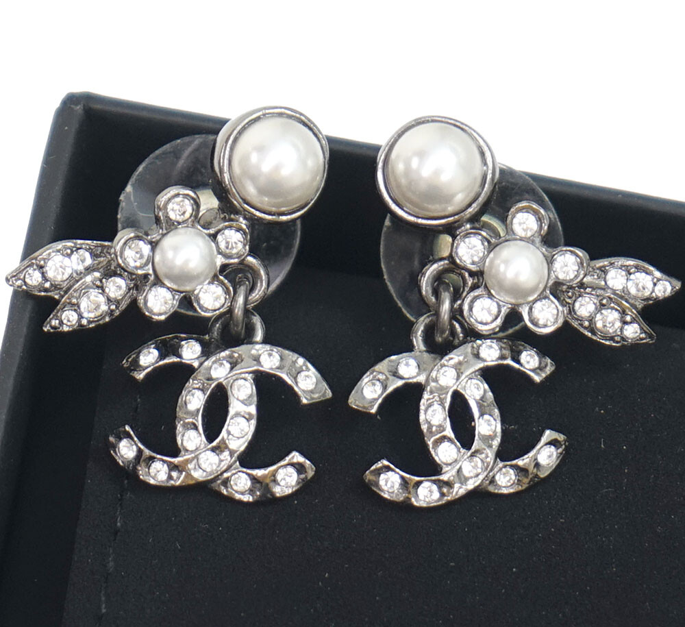 エレガント【CHANEL】フラワーデザイン CCマーク CHANEL CC Logo Rhinestone Pearl Flower Stud Earrings Silver