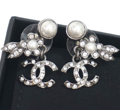 CUTEなデザイン!!【CHANEL】CCロゴ フラワーブレスレット CHANEL CC Logo Rhinestone Pearl Flower Stud Earrings Silver