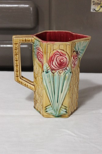 Pichet Onnaing Barbotine Roses – Art Nouveau | Faïence | Déco Vintage
