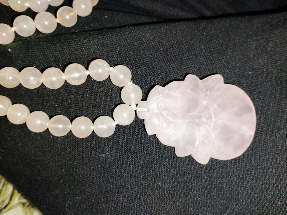 Collar colgante vintage de cuarzo rosa chino anudado a mano con cuentas con loto tallado Foto 4 de 4