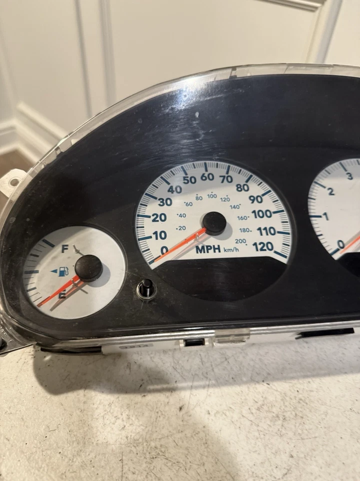 Dodge Grand Caravan Cluster 2006 velocímetro 56044971AB - millas 82.295 Foto 2 de 4