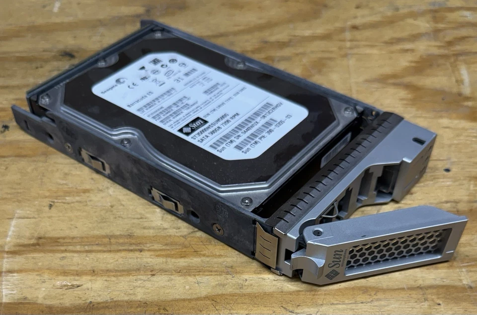Sun 540-6635 500GB 3.5" 7200 RPM 3.0Gb/s SATA HDD, 390-0355 w/ 541-1406 Bkt. - Image 1 of 4