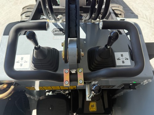 2025 Derette DRT320W Mini Wheel Loader - 13.5HP Briggs Stratton Engine - Picture 5 of 11