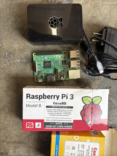 Raspberry Pi 3 Model B v1.2 mit schwarzem Gehäuse und Ladegerät