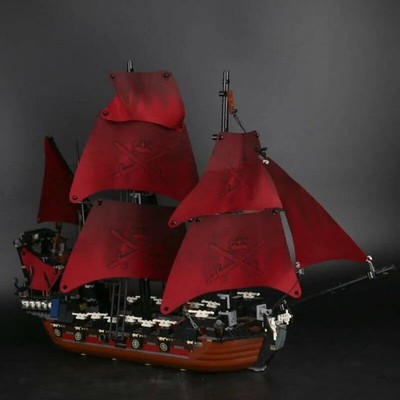 Fluch der Karibik: Queen Annes Racheschiff (4195) Bausteine Set.
