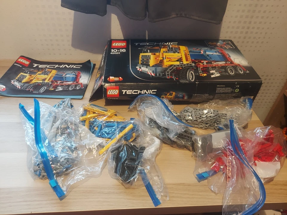 LEGO Technic 42024 Container Truck, photo 1 of 3