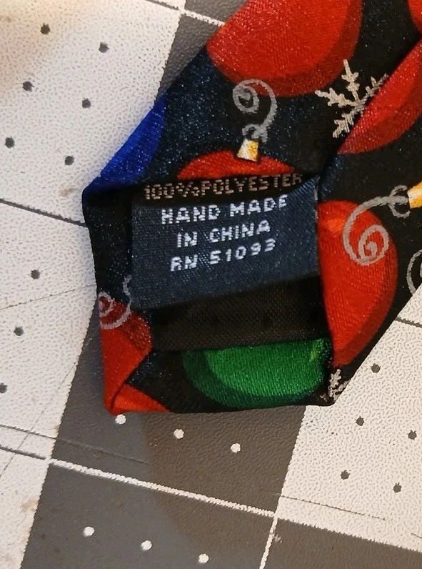 Corbata de Navidad Hallmark. Negro con bombillas de Navidad 59 pulgadas de largo 3,5 de ancho Foto 4 de 4