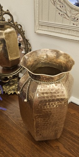 Vaso martellato vintage in ottone massiccio con accento di corda - 15" - Foto 6 di 9