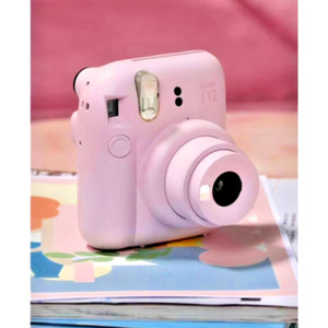 Fujifilm Instax Mini 12 Caméra instantanée - Lilac Purple et est livré avec Batteries