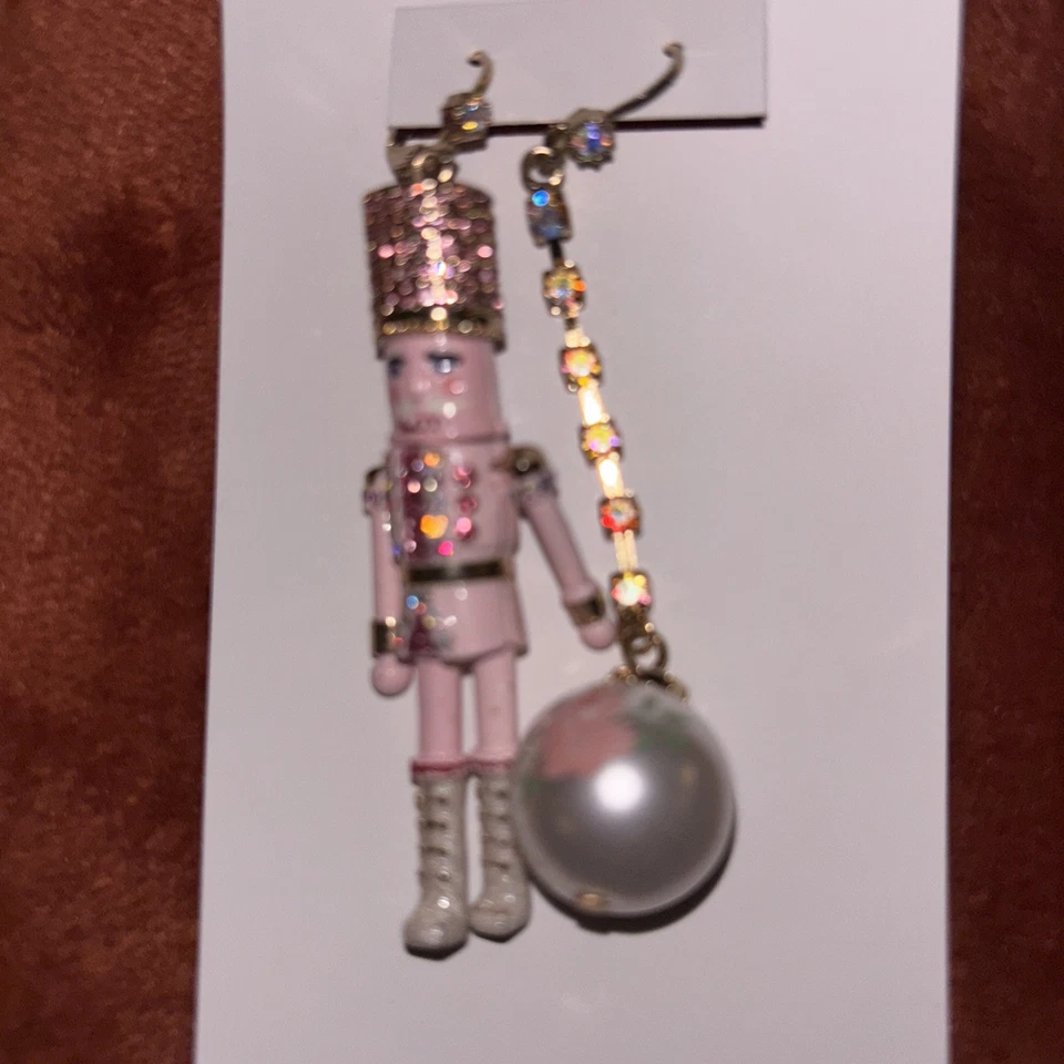 "Pendientes Betsey Johnson Colgantes Cascanueces Mal Combinados 3"" Estrás Vacaciones Nuevos con Etiquetas $52" Foto 3 de 3