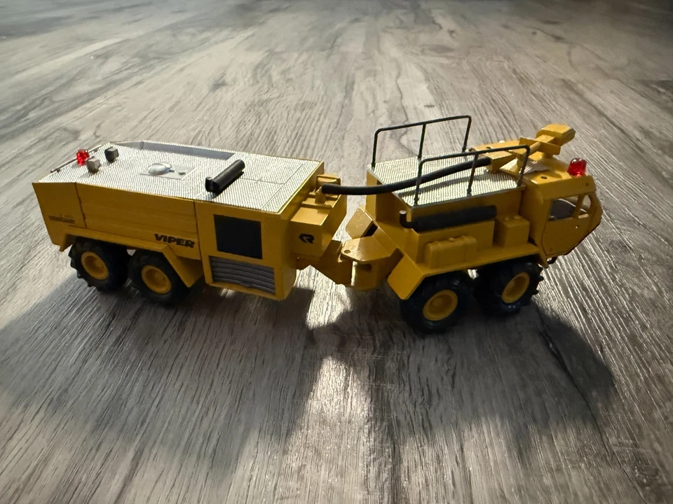 Camión de Bomberos Conrad Modelo 5511 Escala 1:50 Viper Alemania Unidad de Accidente Aeropuerto Foto 2 de 2