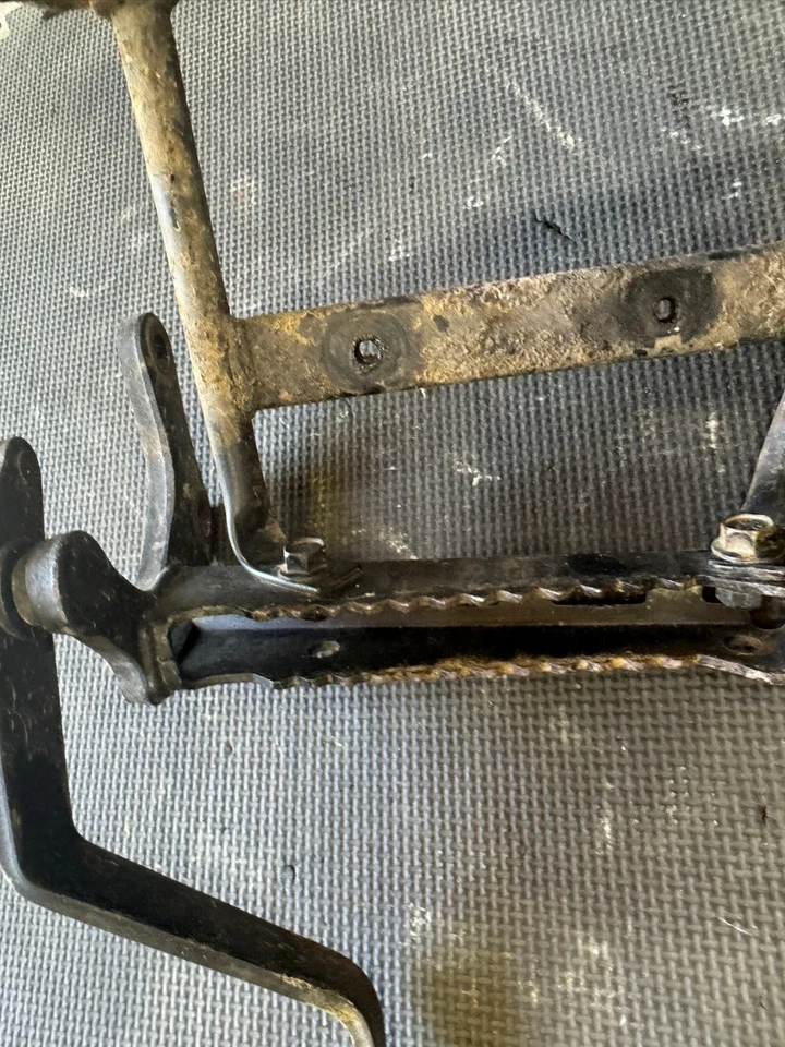 01-07 YAMAHA BIG BEAR 400 4X4 REPOSAPIÉS DELANTERO IZQUIERDO SOPORTE PALANCA DE CAMBIOS Foto 4 de 4