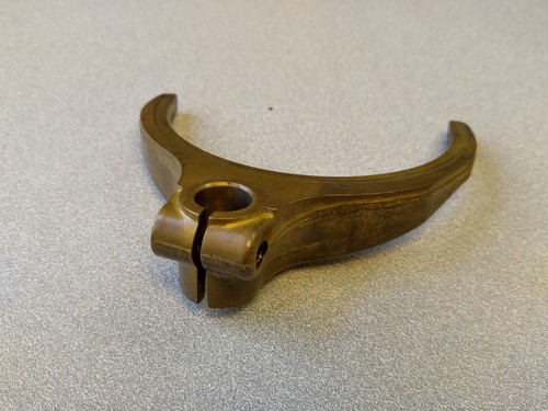 VERY NICE USED ORIGINAL PORSCHE 911 915 1ST TO 2ND SPEED BRASS SHIFT FORK - Picture 4 of 5