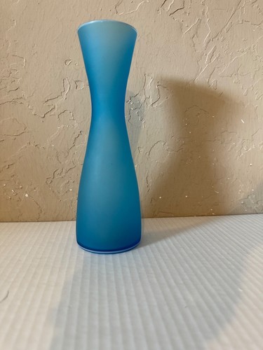 WESTMORELAND BLUE MARY GREGORY FROSTED GLASS VASE WITH BOY & GIRL HOLDING FLOWER - Picture 4 of 6
