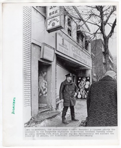 1975 Montreal Policeman Guards Gargantua Nightclub After Fire News Wirephoto