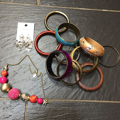 VERSCHIEDENE ARMREIFEN ARMBÄNDER 5 BRONZE 2 HOLZ 2 LILA PERLEN OHRRINGE NEXT HALSKETTE