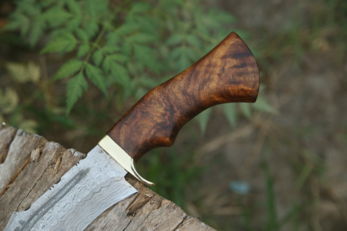 Coltello Bowie da caccia in acciaio damascato fatto a mano personalizzato con fodero in pelle - Foto 5 di 7
