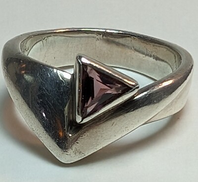 Signed  YOLIN /  YOLEN Sterling Silver Unique! Trilliant Cut Purple Stone Ring