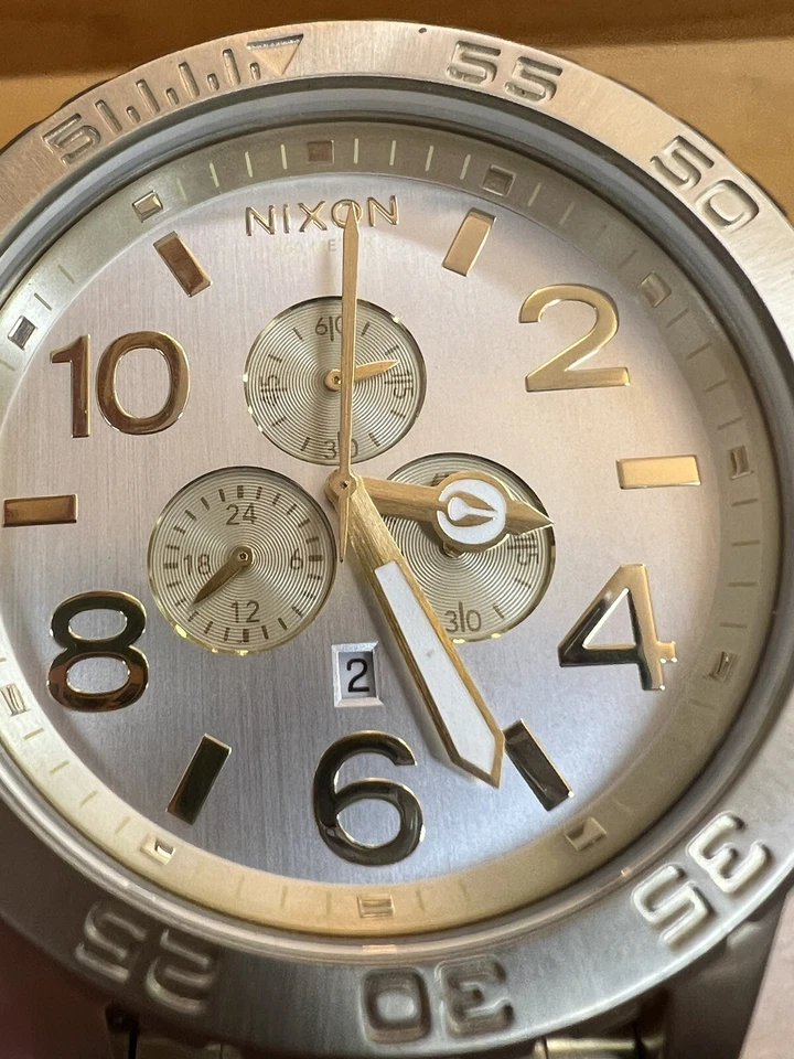 Reloj Nixon Cronógrafo Tono Dorado Hombre Cara Grande Zurdo Foto 3 de 4