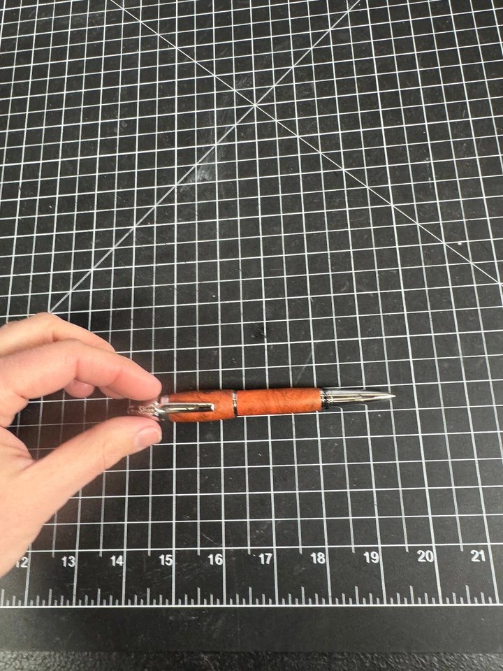 BOLÍGRAFO LAGUIOLE USADO ASPECTO MADERA NECESITA PRIMAVERA Foto 2 de 4