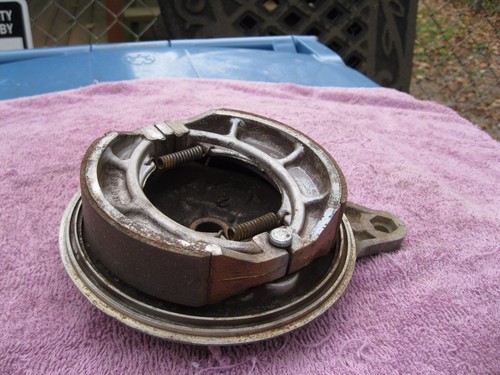 1988 Suzuki GN250 Motorcycle Rear Wheel Brake Back Plate Backplate and Shoes - Foto 4 di 4