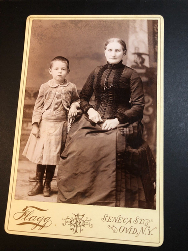 Niño joven en vestido, mujer mayor, vestido de satén, década de 1880, foto de gabinete, #CP125 - Imagen 1 de 2