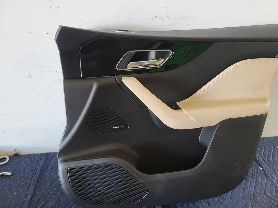 Front Right Door Trim Panel Used OEM 2018 Jaguar F-Pace 2.0L AWD 2017 2019 2020 - Изображение 3 из 4