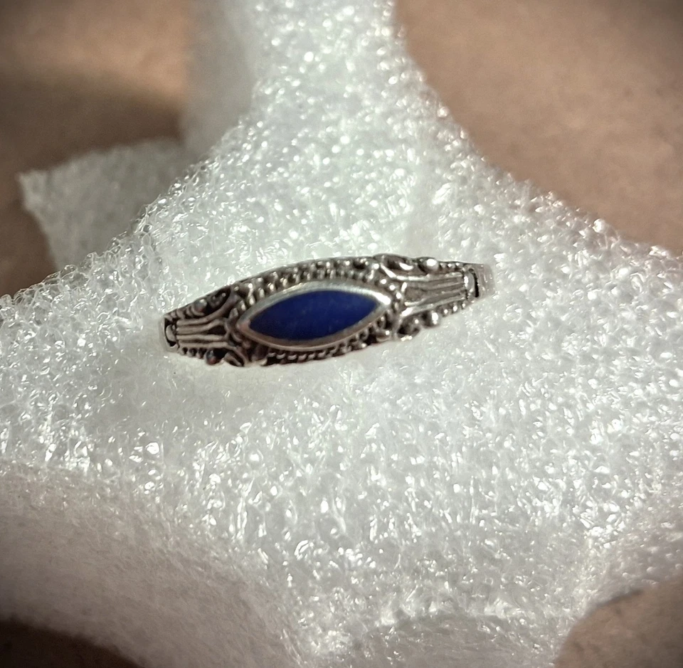 Ladies ring Size 9. Lapis and 925 silver. Very dainty. - Image 3 of 4
