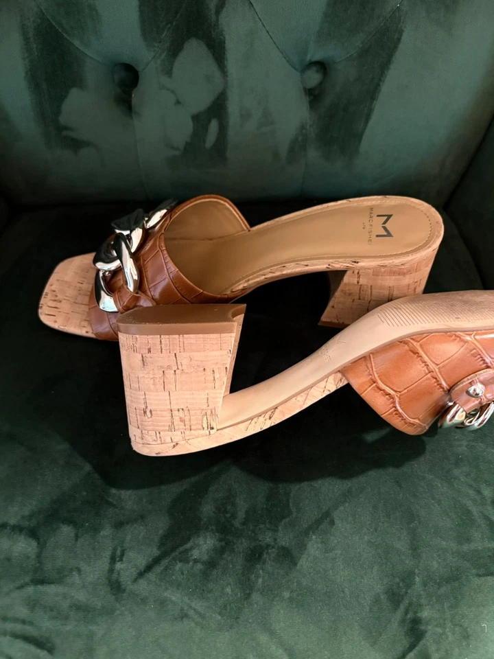 Sandalias Marc Fisher suela de corcho con decoración de cadena plateada y tacón bloque Talla 9 M Foto 4 de 4