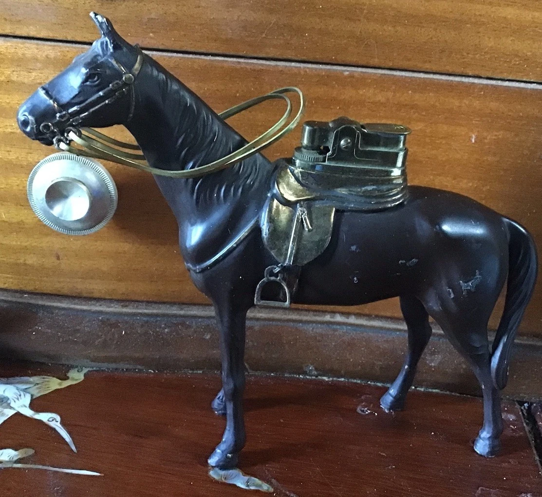Cheval de course vintage en fonte sulky avec cavalier, années