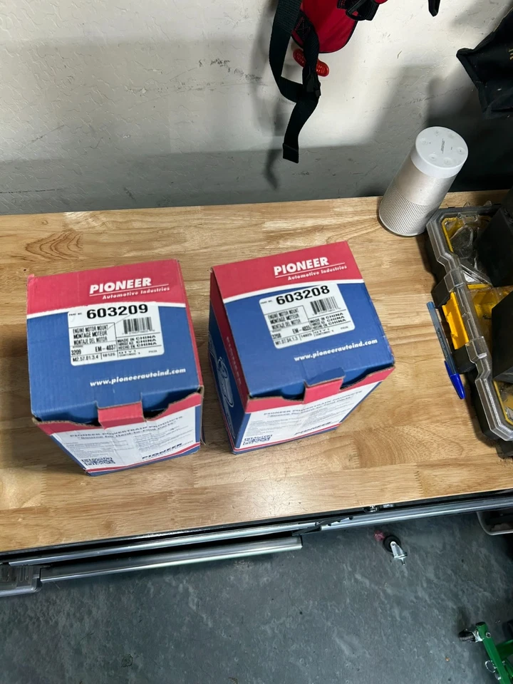 Soportes de motor Pioneer 603209 y 603208 para GMC Acadia y Chevy Traverse (09-16) Foto 2 de 4