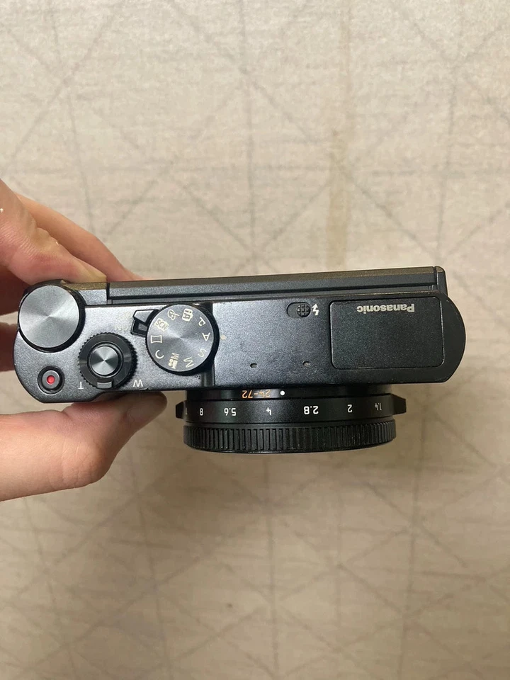 Cámara digital Panasonic LUMIX LX10 pantalla táctil abatible 20,1 MP 4K con lente Leica Foto 2 de 4