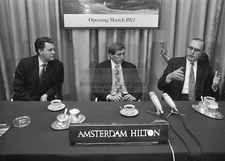 BOBBY FISCHER MAX EUWE HILTON HOTEL AMSTERDAM 1972 5X7 PHOTO