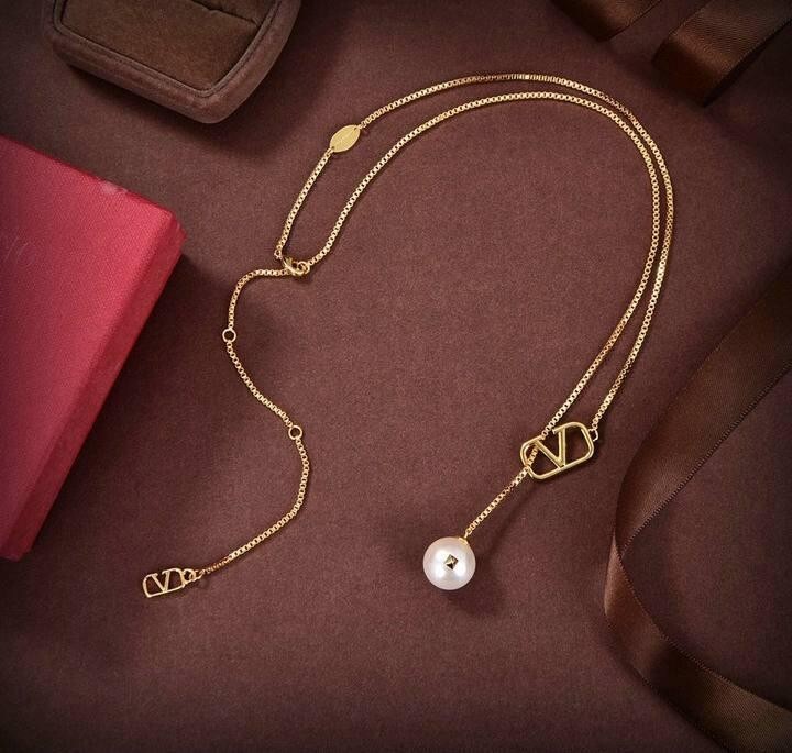 Velentino Garavani vltn necklace jewelry vlogo with pearls