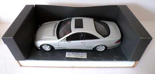 MERCEDES-BENZ CL 500 CUPÉ PLATA COMO NUEVO EN CAJA 1:18 SOBRE BASE DE PIZARRA - Imagen 3 de 10